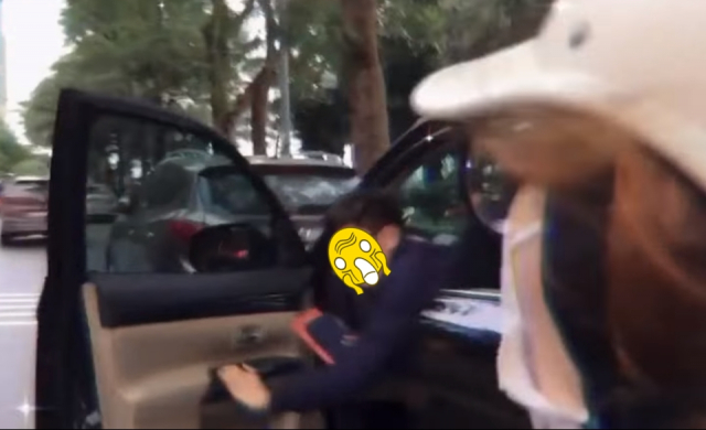 Dang vi vu dao pho hai co gai bat chot tong sam vao cua o to
