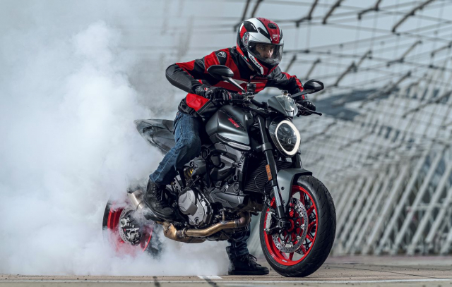 Ducati Monster 2021 va MV Agusta Brutale 800 RR 2021 tren ban can thong so - 5