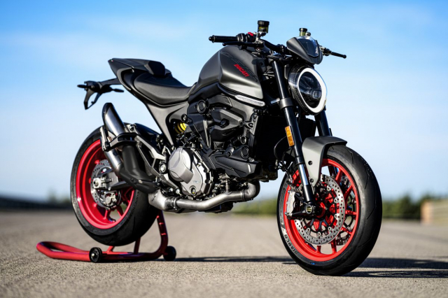 Ducati Monster 2021 va MV Agusta Brutale 800 RR 2021 tren ban can thong so - 7