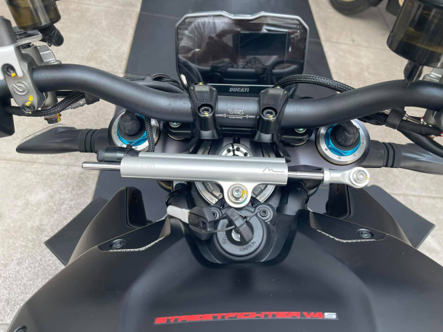 Ducati Streetfighter V4 S 2021 mau den dau tien ve tai Viet Nam - 6