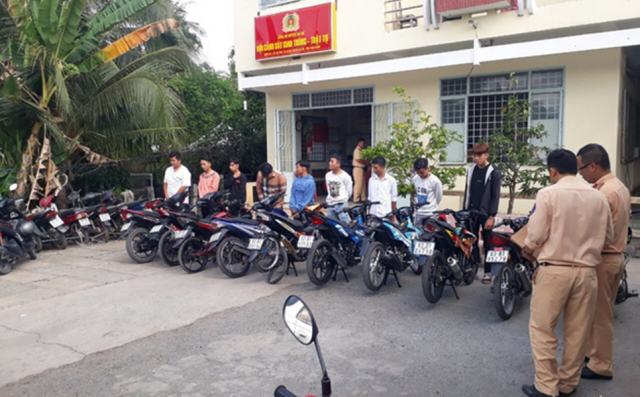 Quay clip chan duong dua xe trai phep 11 quai xe bi moi lam viec