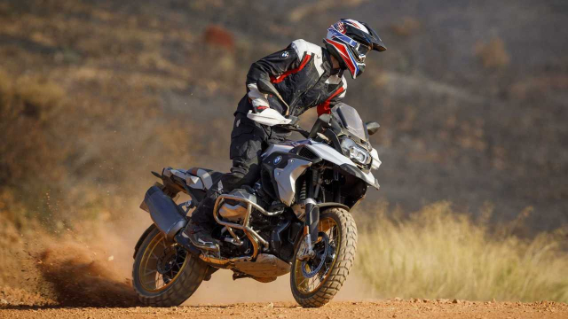 BMW R1250GS va HarleyDavidson Pan America tren ban can thong so - 4