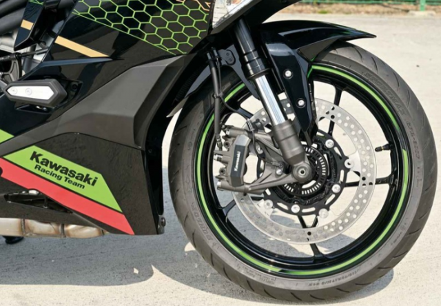 Kawasaki Ninja ZX25R va Honda CBR250RR SP tren ban can thong so - 6