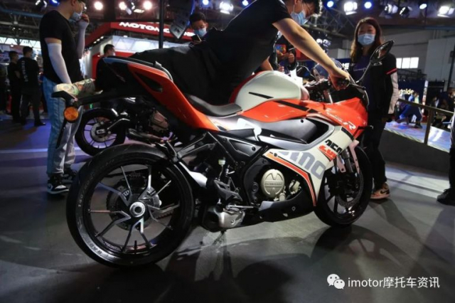 QJMotor R250 2021 Sportbike 250cc trang bi gap don gia cuc re chi tu 70 trieu Dong - 9