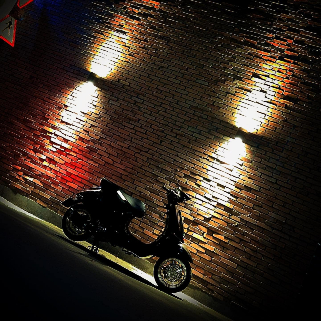 Vespa Sprint do nhu sieu xe khoe dang trong bong dem - 3