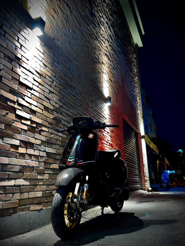 Vespa Sprint do nhu sieu xe khoe dang trong bong dem - 12
