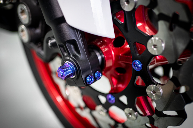 Phien ban Ex 150 do duoc lai tao giua Yamaha R1 va BMW S1000RR - 9