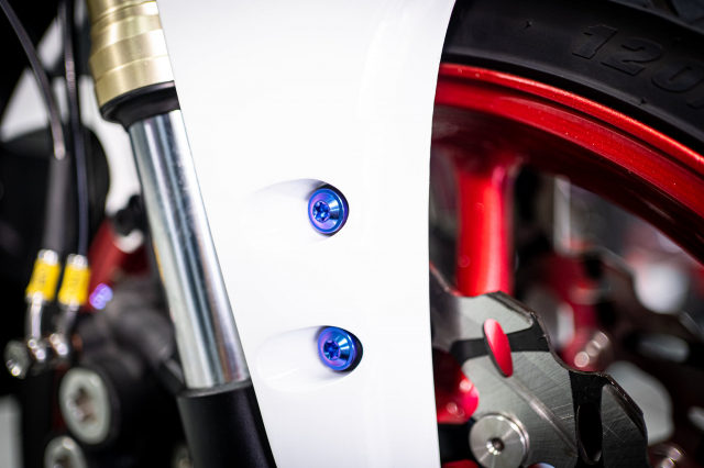 Phien ban Ex 150 do duoc lai tao giua Yamaha R1 va BMW S1000RR - 10