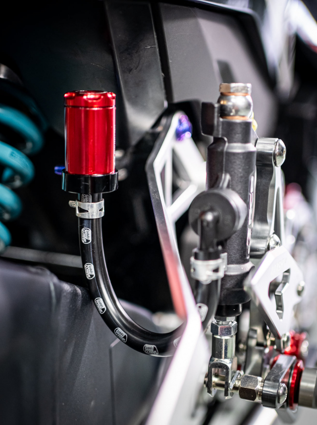 Phien ban Ex 150 do duoc lai tao giua Yamaha R1 va BMW S1000RR - 12