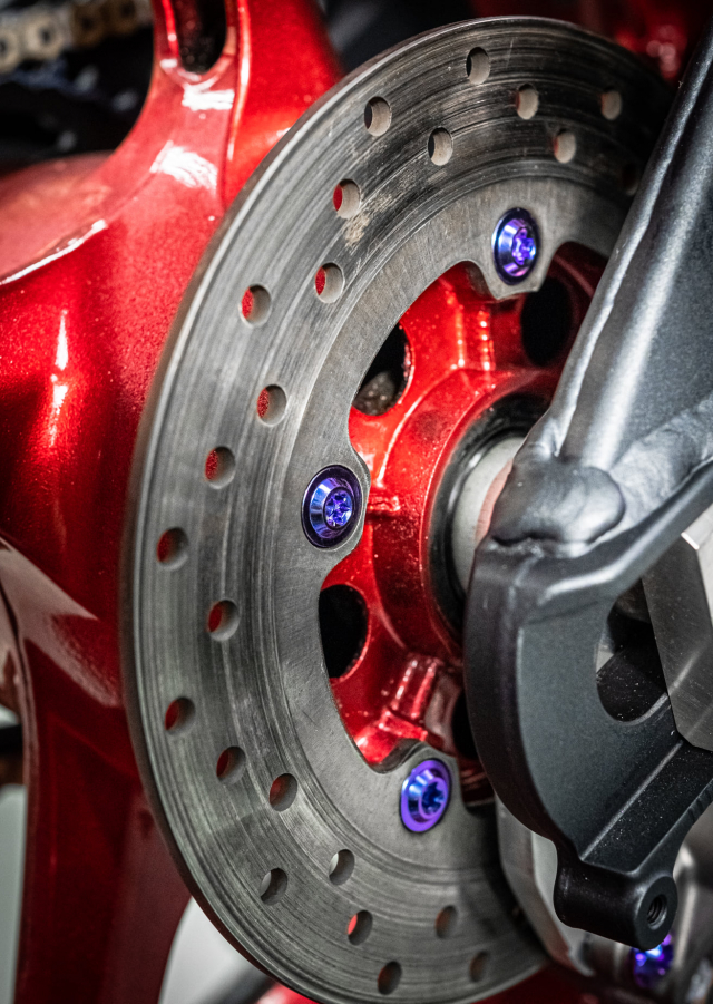 Phien ban Ex 150 do duoc lai tao giua Yamaha R1 va BMW S1000RR - 16