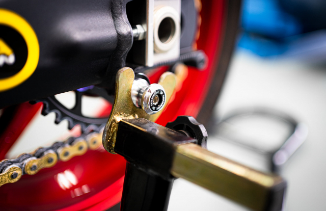 Phien ban Ex 150 do duoc lai tao giua Yamaha R1 va BMW S1000RR - 18