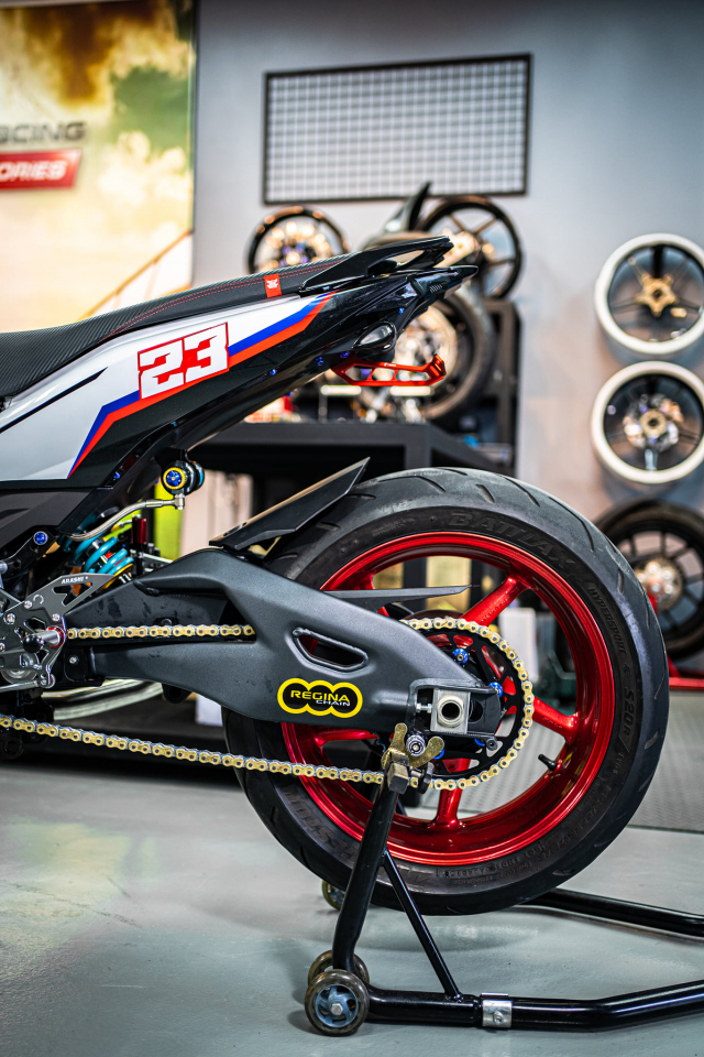 Phien ban Ex 150 do duoc lai tao giua Yamaha R1 va BMW S1000RR - 20