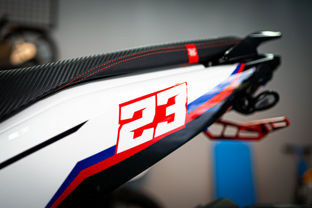 Phien ban Ex 150 do duoc lai tao giua Yamaha R1 va BMW S1000RR - 27
