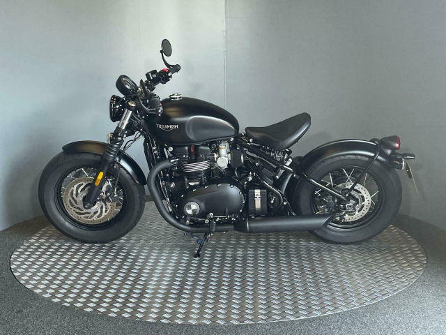 TRIUMPH Bonneville Bobber Black 2019 Gia 116 Trieu LH SDT va Zalo 0776411164 - 2