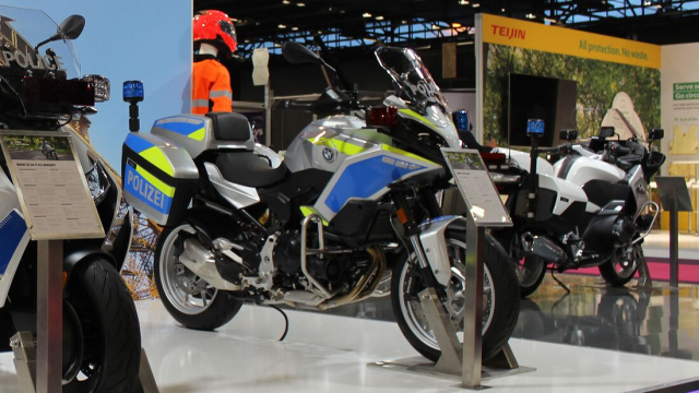 Chi tiet BMW CE 04 va F900 XR phien ban Police - 5