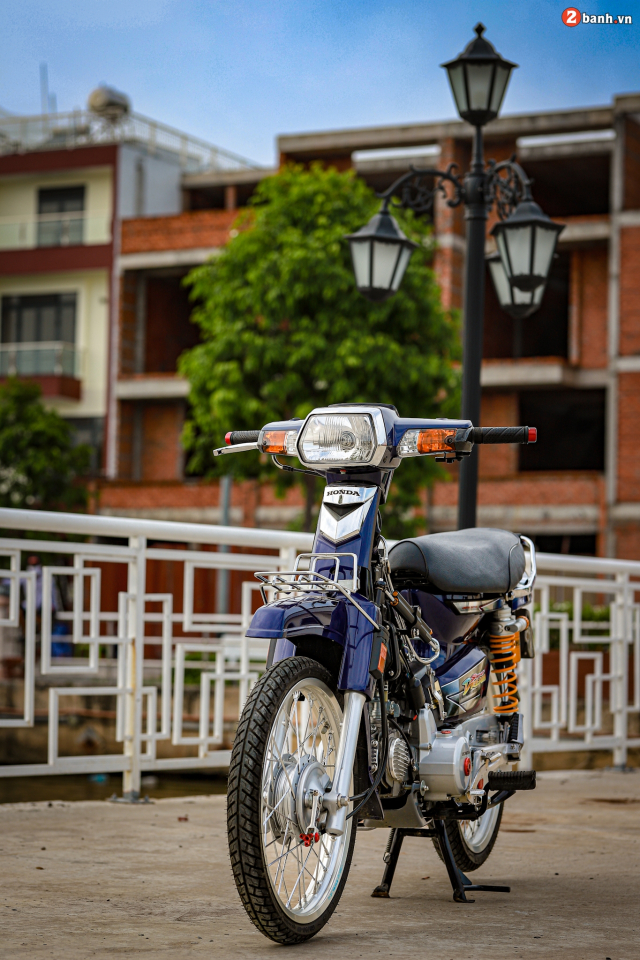 Honda Dream do khoac tren minh bo ao day cuon hut don Xuan 2022 - 3