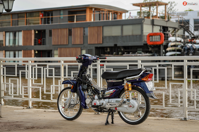 Honda Dream do khoac tren minh bo ao day cuon hut don Xuan 2022 - 29