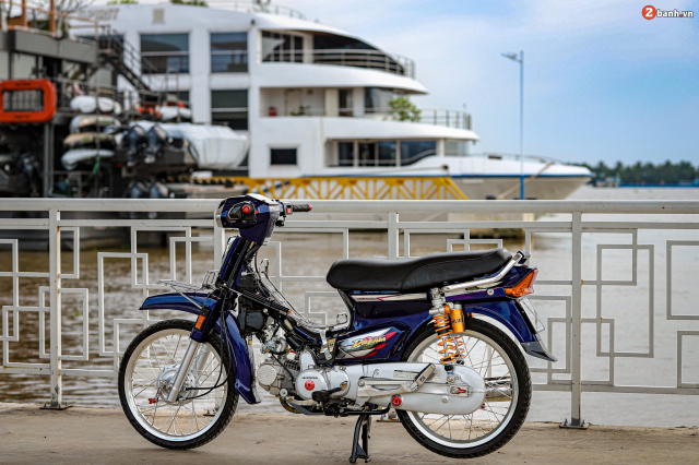 Honda Dream do khoac tren minh bo ao day cuon hut don Xuan 2022 - 37