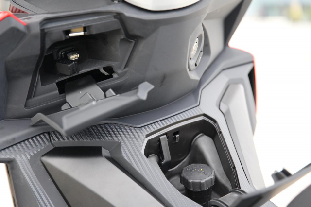 Aprilia SR GT 200 vua trinh lang tai thi truong Chau A - 9