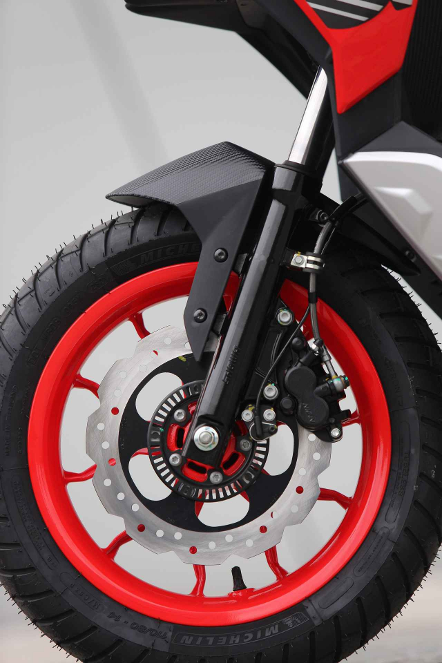 Aprilia SR GT 200 vua trinh lang tai thi truong Chau A - 13