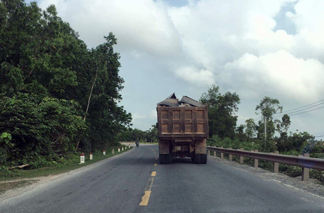 Gap xe tai cho vat lieu xay dung nen vuot hay nen nhuong - 5