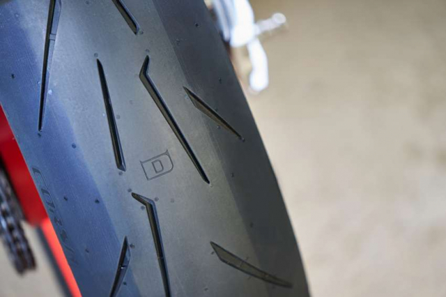 Pirelli ra mat lop xe Diablo Rosso IV Corsa nham ky niem 150 nam thanh lap - 5