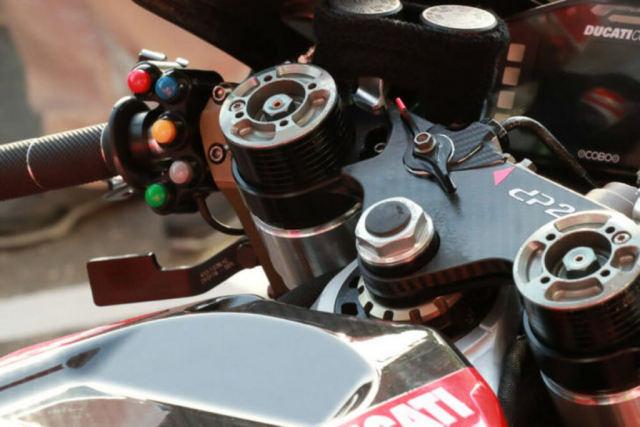 Tại sao các nút bên trái công tắc trong các cuộc đua motogp luôn được chọn màu sáng