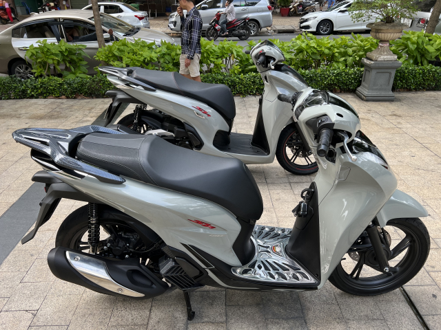 Hình ảnh Honda SH150i ABS phiên bản màu Xám Đen ra biển Sài Gòn 130 triệu