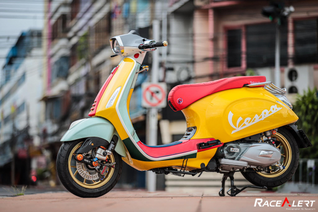 Vespa sprint độ đầy sắc màu bung lụa giữa phố thái