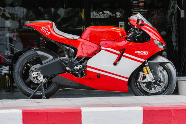 Ducati Desmosedici D16RR Mau xe trong mo cua nhieu nguoi - 5