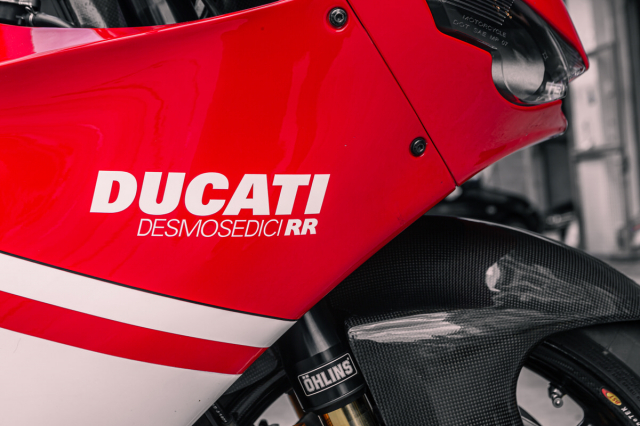 Ducati Desmosedici D16RR Mau xe trong mo cua nhieu nguoi - 13