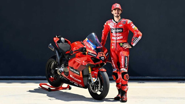 Ducati ban het cac mau xe dua Champions Panigale V4 S trong vai gio - 5