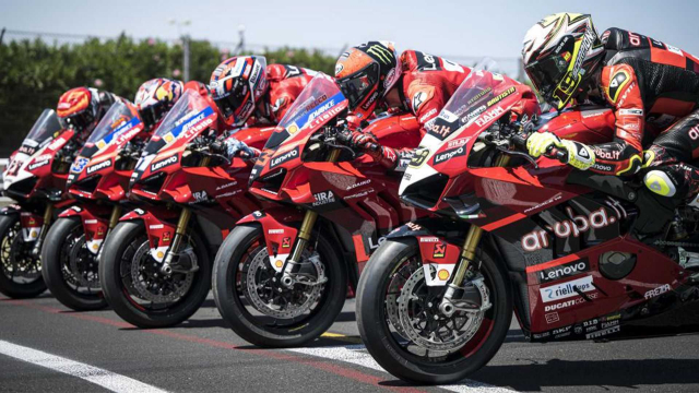 Ducati ban het cac mau xe dua Champions Panigale V4 S trong vai gio - 7