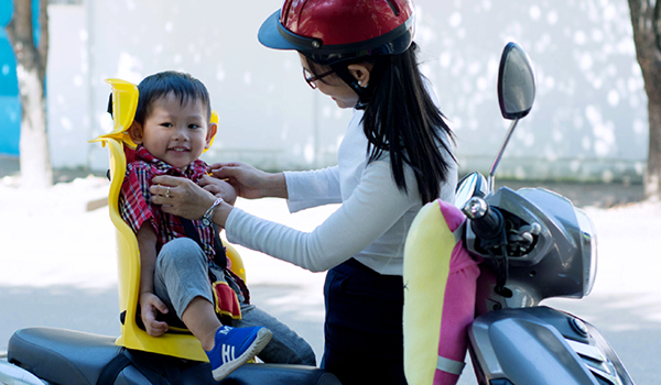 Những nguy hiểm khi lái xe máy cùng trẻ em đáng cân nhắc?