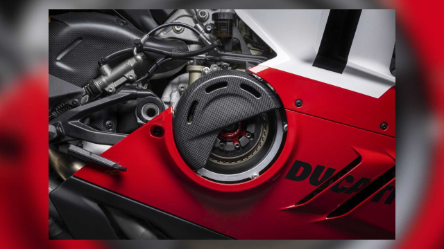 Ducati Panigale V4 R 2023 va BMW M1000RR 2023 tren ban can thong so - 3