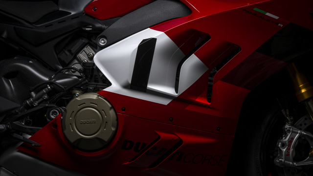 Ducati Panigale V4 R 2023 va BMW M1000RR 2023 tren ban can thong so - 5