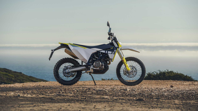 Husqvarna 701 Enduro 2023 va 701 Supermoto 2023 tro lai voi do hoa moi - 7