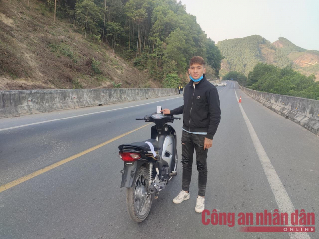 Bat giu ong gia Noel co hanh vi boc dau xe may tren duong - 5