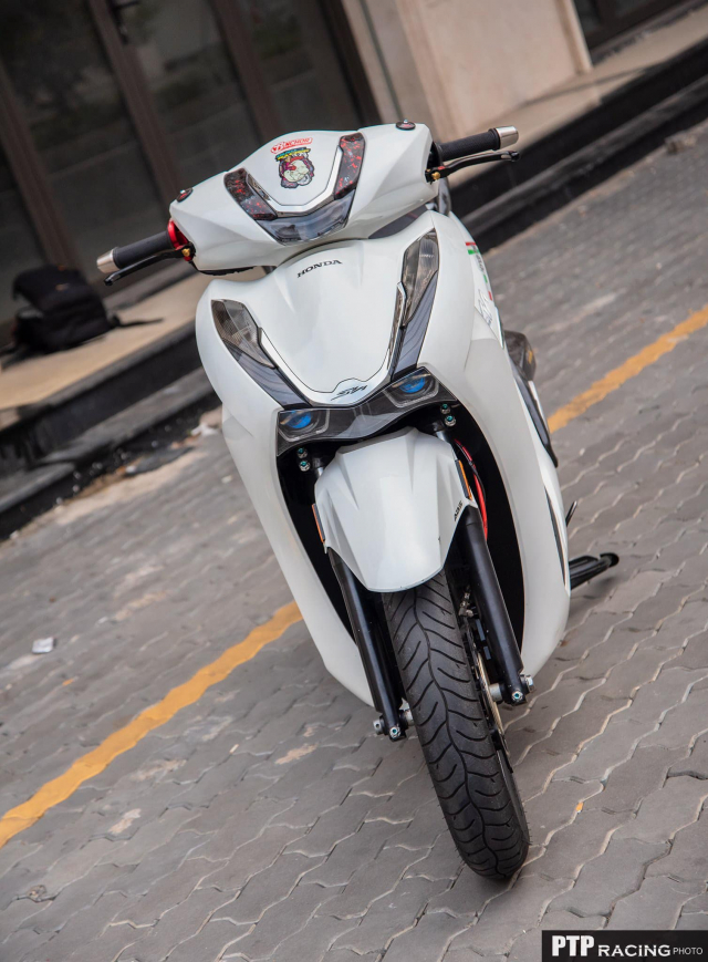 Can canh Honda SH350i trang bi hang ta do Carbon tren nguoi - 3