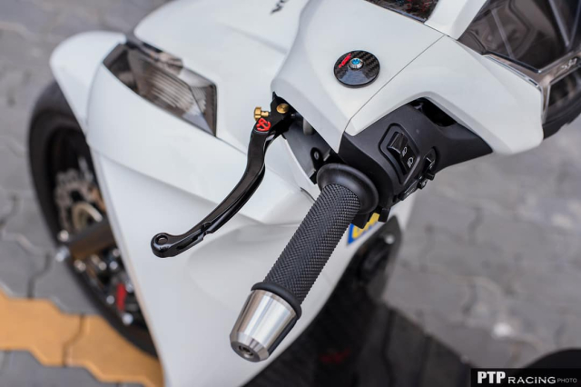 Can canh Honda SH350i trang bi hang ta do Carbon tren nguoi - 10