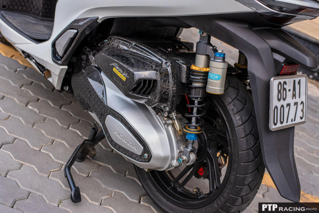 Can canh Honda SH350i trang bi hang ta do Carbon tren nguoi - 14