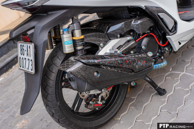 Can canh Honda SH350i trang bi hang ta do Carbon tren nguoi - 17