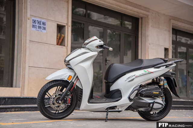 Can canh Honda SH350i trang bi hang ta do Carbon tren nguoi - 19