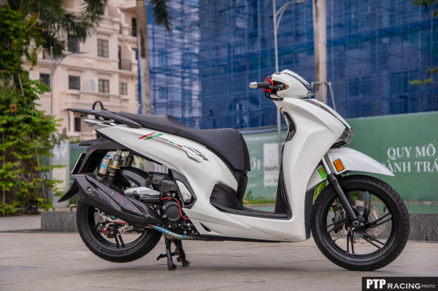 Can canh Honda SH350i trang bi hang ta do Carbon tren nguoi - 21