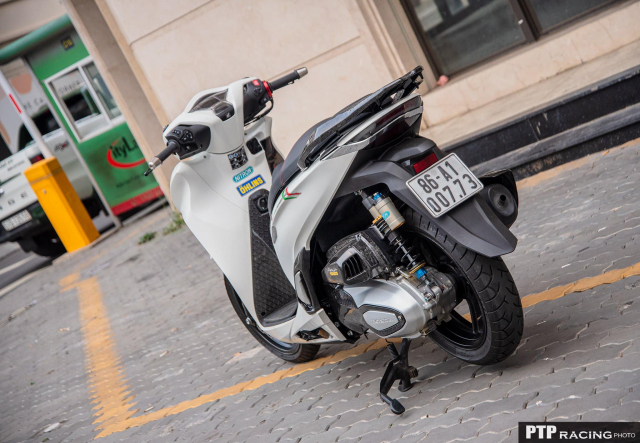 Can canh Honda SH350i trang bi hang ta do Carbon tren nguoi - 23