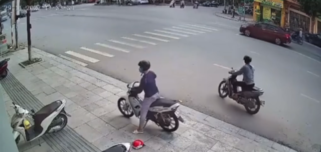 Clip Xe may khoa co van bi be khoa va chay di trong mot not nhac - 7