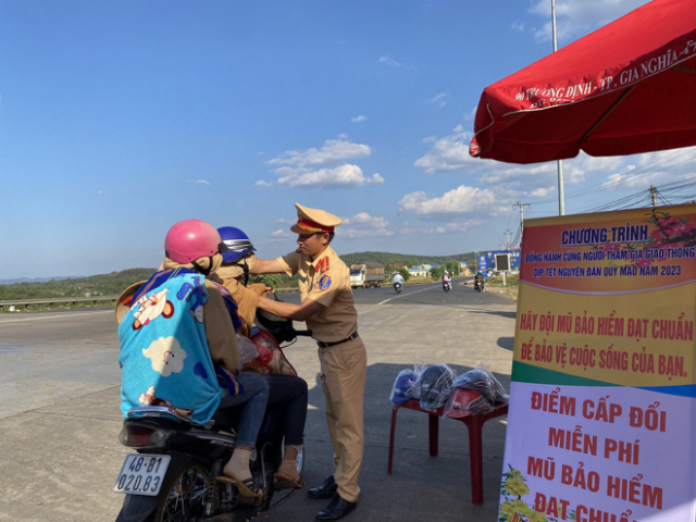 CSGT phat qua mien phi cho nguoi ve que an Tet - 3