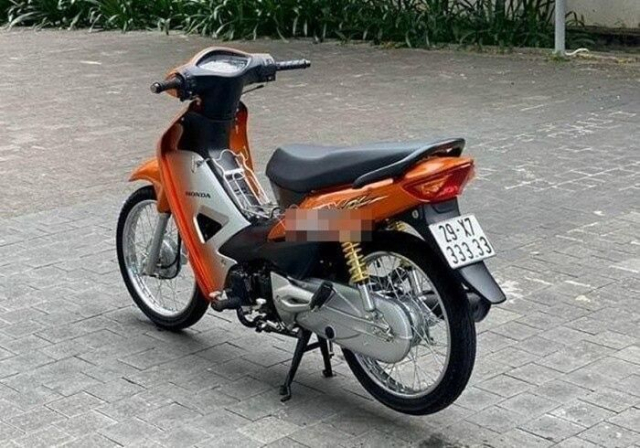 3 xe may Honda Wave bien so doc dat ngang o to - 5