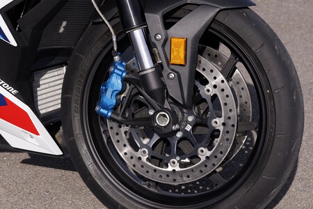 BMW M1000R va Ducati Streetfighter V4 SP tren ban can thong so - 7