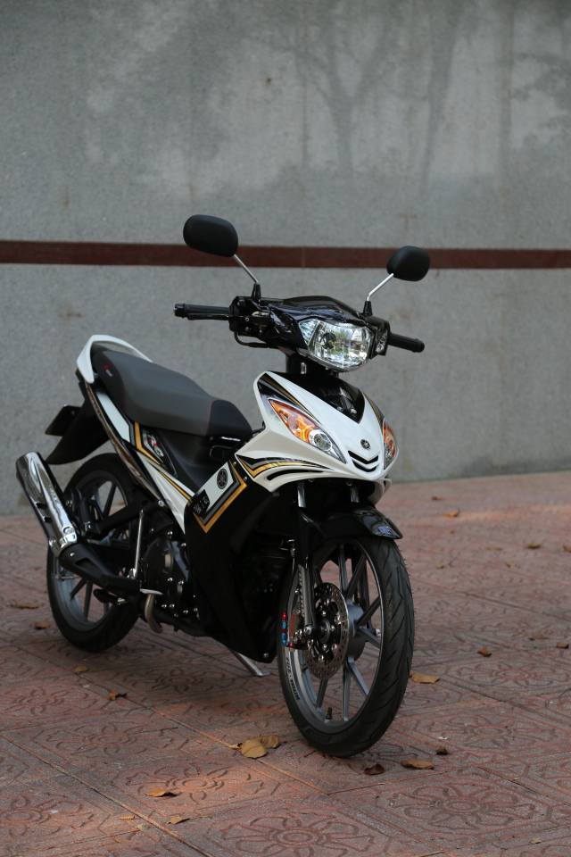 Ex 135 do phang phat hinh anh cua qua khu khi duoc nang cap mau dong ho LCD kinh dien - 18